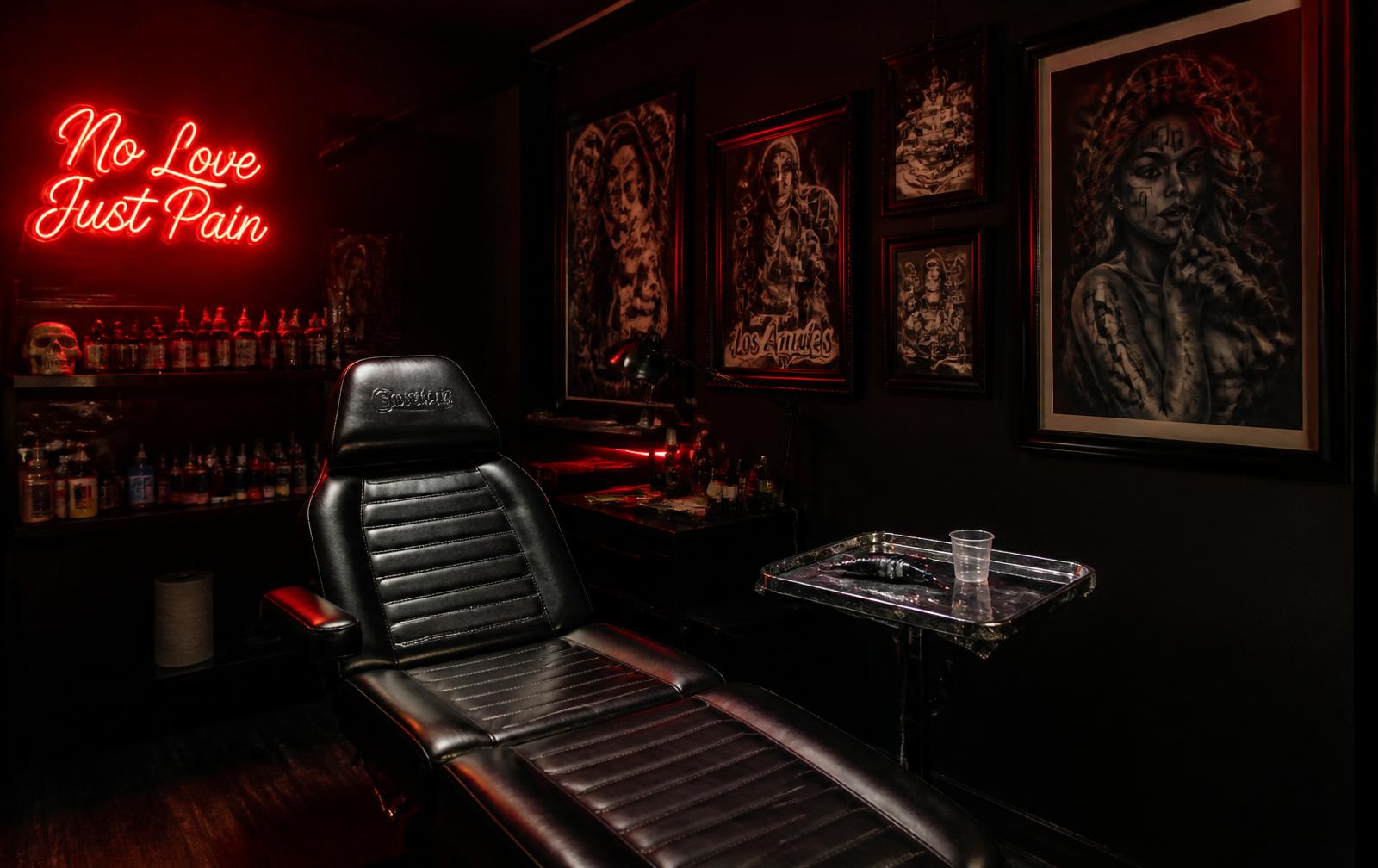 Studio de tatouage éclairé de rouge